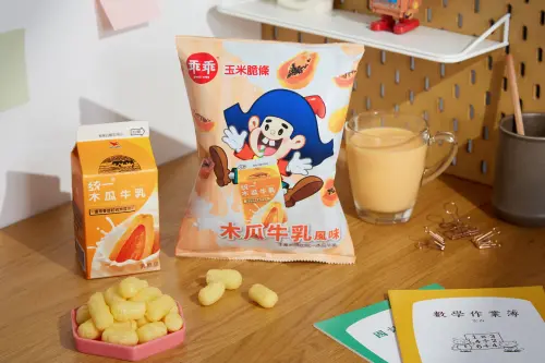 ▲經典木瓜牛乳變成乖乖，下課後的書桌時光都多了一點香甜與童年味，一口喚醒學生時代回憶殺。（圖／品牌提供）