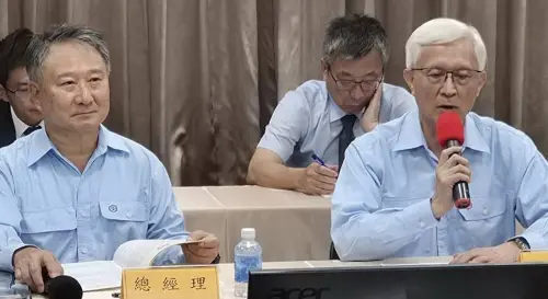 ▲中鋼碳素化學公司舉行115年股東常會，由董事長黃建智(右)主持。(圖／中鋼碳素化學公司提供)
