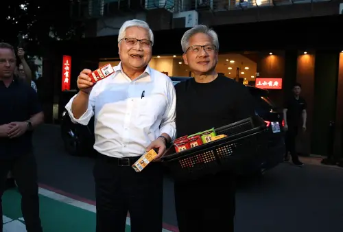▲輝達執行長黃仁勳及台積電董事長魏哲家一同發送炒麵及麥香紅茶給媒體及粉絲。（圖╱記者朱永強攝）