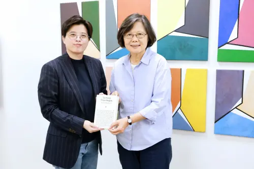 Yang Shuang-zi presents the English edition of "Taiwan Travelogue" to former President Tsai Ing-wen (蔡英文). (Yang Shuang-zi Facebook)