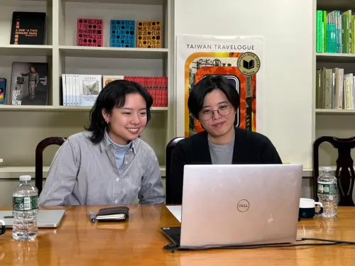 Yang Shuang-zi, author of "Taiwan Travelogue" and the book's English translator Lin King. (Yang Shuang-zi Facebook)
