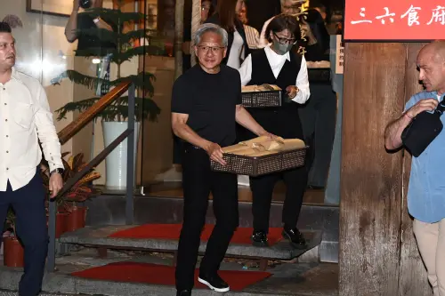▲輝達執行長黃仁勳整場餐敘都未受訪，僅發放飲料、炒麵及甜點給在場苦苦守候的媒體及粉絲。（圖╱記者朱永強攝）