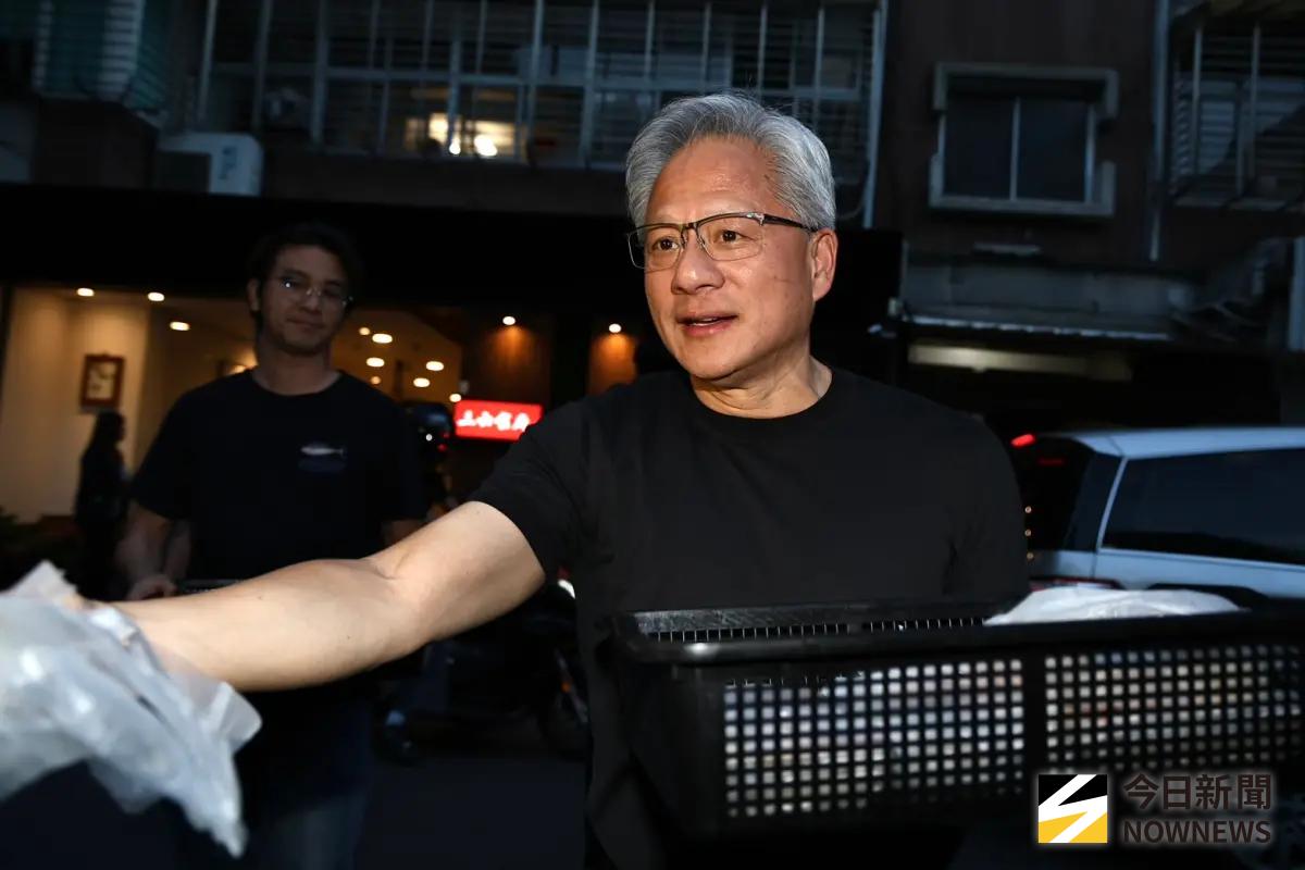 ▲黃仁勳近日訪台除了忙於AI產業與「兆元宴」行程，也頻頻被拍到陪伴家人，繼陪爸媽吃紅蟳米糕後，又帶妻女吃肉粽，女兒當眾撒嬌畫面曝光後，引發網友大讚「真正人生勝利組」。（圖／記者朱永強攝影）