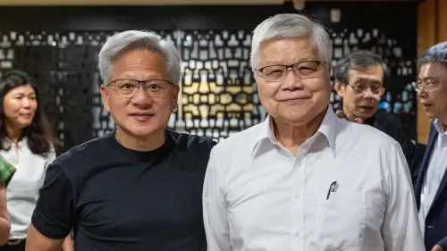 黃仁勳開邁巴赫也要被開單！座車違停照樣挨罰　本人在巷口發炒麵