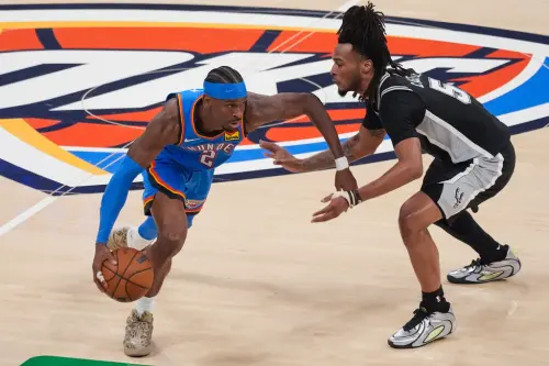 影／卡斯特入場緊黏SGA！爆笑畫面瘋傳　馬刺迷狂酸：賽前就守死