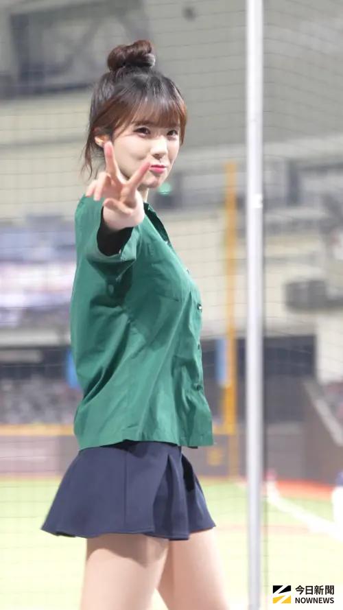 ▲李多慧在大巨蛋身穿北一女制服演出，遭部分網友炎上。（圖／記者張一笙攝）