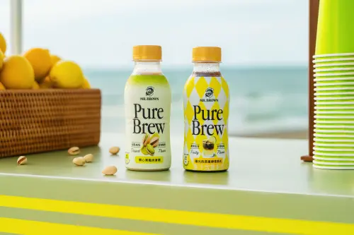 ▲伯朗Pure Brew咖啡系列推出兩大新品，「開心果風味拿鐵」、「陽光西西里檸香美式」。（圖／官方提供）