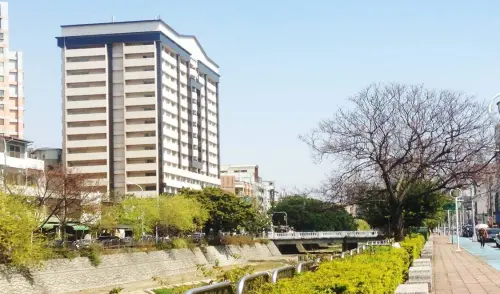 ▲愛麗絲飯店開業近10年，遭爆欠薪、欠工程款。（圖／翻攝愛麗絲飯店臉書，2026.05.27）