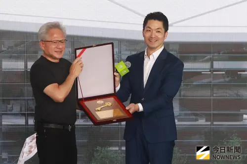 ▲輝達今天在北士科T17、18基地舉辦員工大會，台北市長蔣萬安受邀出席，並致贈市鑰。（圖／葉政勳攝，2026.05.27）