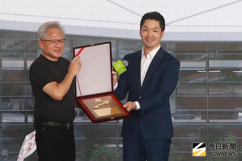    ▲輝達今天在北士科T17、18基地舉辦員工大會，台北市長蔣萬安受邀出席，並致贈市鑰。（圖／葉政勳攝，2026.05.27）  