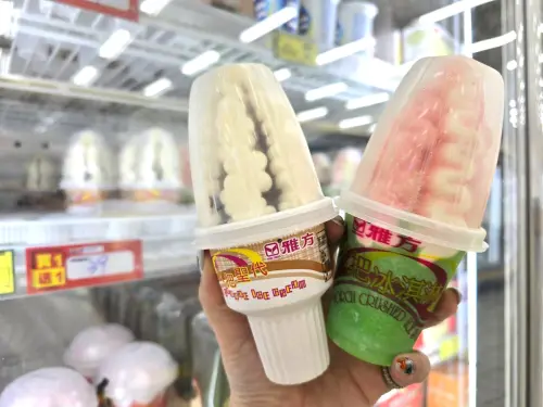 ▲雅方冰品買一送一每支不用20元，濃郁爆棚、甜點控必吃的「雅方火把聖代-巧克力」；酸甜清爽、一咬消暑的「雅方火把脆冰-芒果青」。（圖／愛買量販提供）