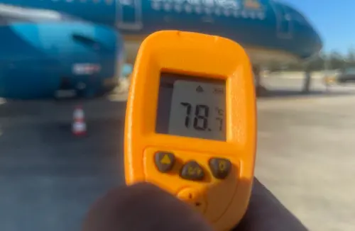 停機坪高溫飆近80度！越南機場地勤「汗濕全身」硬撐保飛安