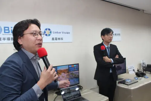 ▲王議霆介紹，公司為台灣第一家具備視覺語言模型（VLM）技術投資的AI軟體公司，並與輝達（NVIDIA）深度合作，並且也投入許多城市自然災情及交通事故模擬。（圖／記者鍾泓良攝影）
