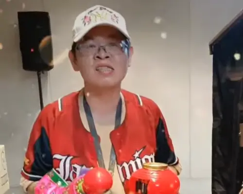 ▲前幾年在阿忠布袋戲的 YouTube 頻道上，一度能看到阿忠師恢復表演的身影。（圖／阿忠布袋戲）