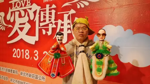 ▲笑容背後的辛酸！阿忠師當年憑藉幽默逗趣的口白與搞怪戲偶，大膽將傳統掌中戲帶進 PUB 演出，開創搞笑布袋戲先河，卻也因此賠上了一隻耳朵的聽力。（圖／翻攝自 Google 評論）