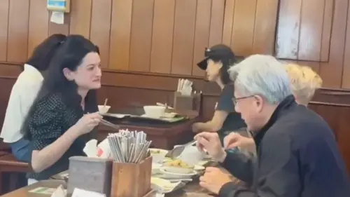 ▲黃仁勳（右）被拍到與女兒、老婆一起用餐，忙碌之餘享天倫之樂。（圖／翻攝自X）