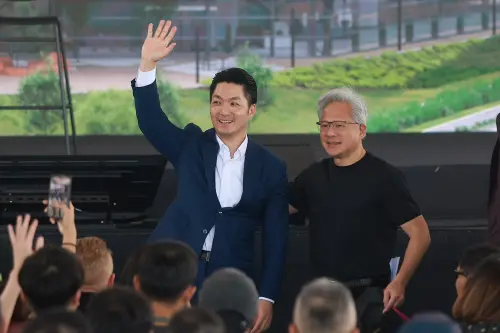 ▲台北市長蔣萬安（左）與輝達執行長黃仁勳（右）同框現身輝達員工大會。（圖╱記者葉政勳攝）