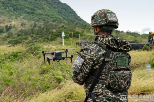 A member of the ROC Army operates a drone during a military exercise. (MNA)