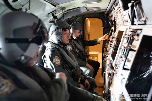 A crew from an ROC Air Force airborne early warning aircraft prepares for an exercise. (MNA)