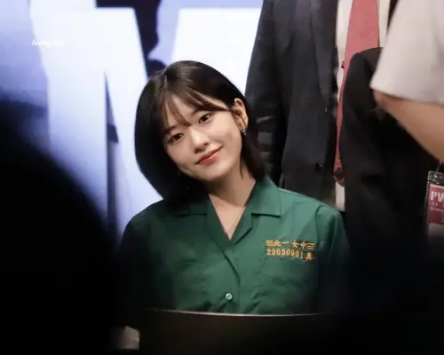 ▲IVE隊長安兪真也在粉絲見面會上穿上北一女制服跟粉絲互動。（圖／翻攝自韓網）