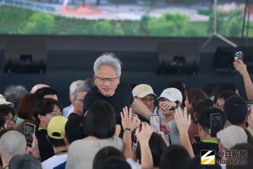 黃仁勳上台大跳阿哥哥舞娛樂員工！粉絲大讚：看好了這才是好老闆