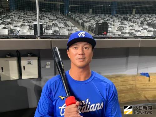 ▲富邦悍將打擊教練高國輝前役罕見動怒，回嗆球迷「看球啦」，今日正式道歉，坦言當下有受到情緒影響。（圖／記者陳柏翰攝,2026.5.27）
