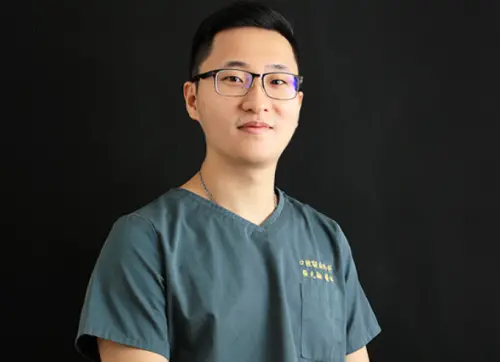 知名牙醫張元瀚42歲驟逝！遺孀悲痛接手診所　患者不捨：醫術超好