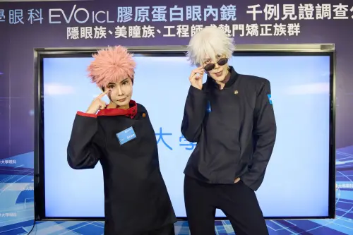 ▲人氣Coser Alma（左）與Yao（右）分享，術後不僅擺脫厚重眼鏡的鼻樑壓迫與隱眼乾澀困擾，更因EVO ICL不改變角膜結構的特性，讓他們能隨心搭配美瞳片，兼顧清晰視力與角色造型需求。（圖／大學眼科提供）