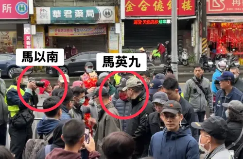 ▲2024年，記者跟拍馬英九買年夜菜，將馬英九團團包圍，而大姐馬以南被落在後頭，遠遠看著弟弟。（圖／記者陳韻年攝）