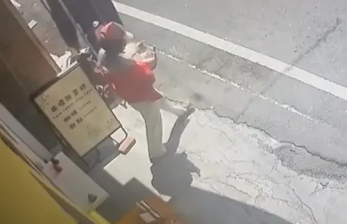 ▲楊先生的店面位於台中市大雅區樹德街，昨（26）日，可愛店貓「全家」一如往常在外面曬太陽，卻被一位紅衣女子抱走。（圖／Threads＠unahuang__）