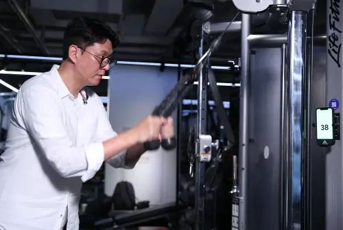▲iOGYM核心訴求在於「泛用性」，透過小型感測器就能讓既有健身器材具備智慧化記錄能力。（圖／記者邱曾其攝）
