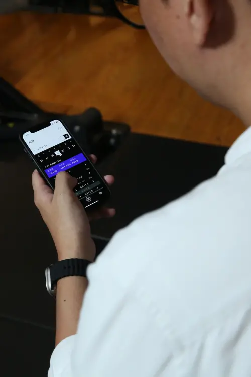 ▲iOGYM App可自動記錄使用者的重訓內容，包含重量、次數、組數與訓練日期，讓健身者不必手動輸入，也能回看每一次訓練成果。（圖／記者邱曾其攝）