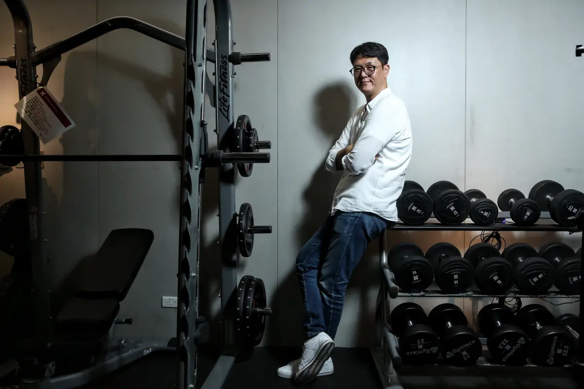 ▲iOGYM創辦人李昭翰（Ethan）以外掛式感測裝置，協助健身房既有器材升級，讓訓練紀錄從「靠感覺」走向數據化管理。（圖／記者邱曾其攝）