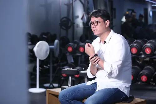 ▲跑步戴智慧手表、自行車裝碼表，但Ethan觀察，最講求動作控制與訓練效率的重訓，卻沒有真正完整的數位化方案。（圖／記者邱曾其攝）