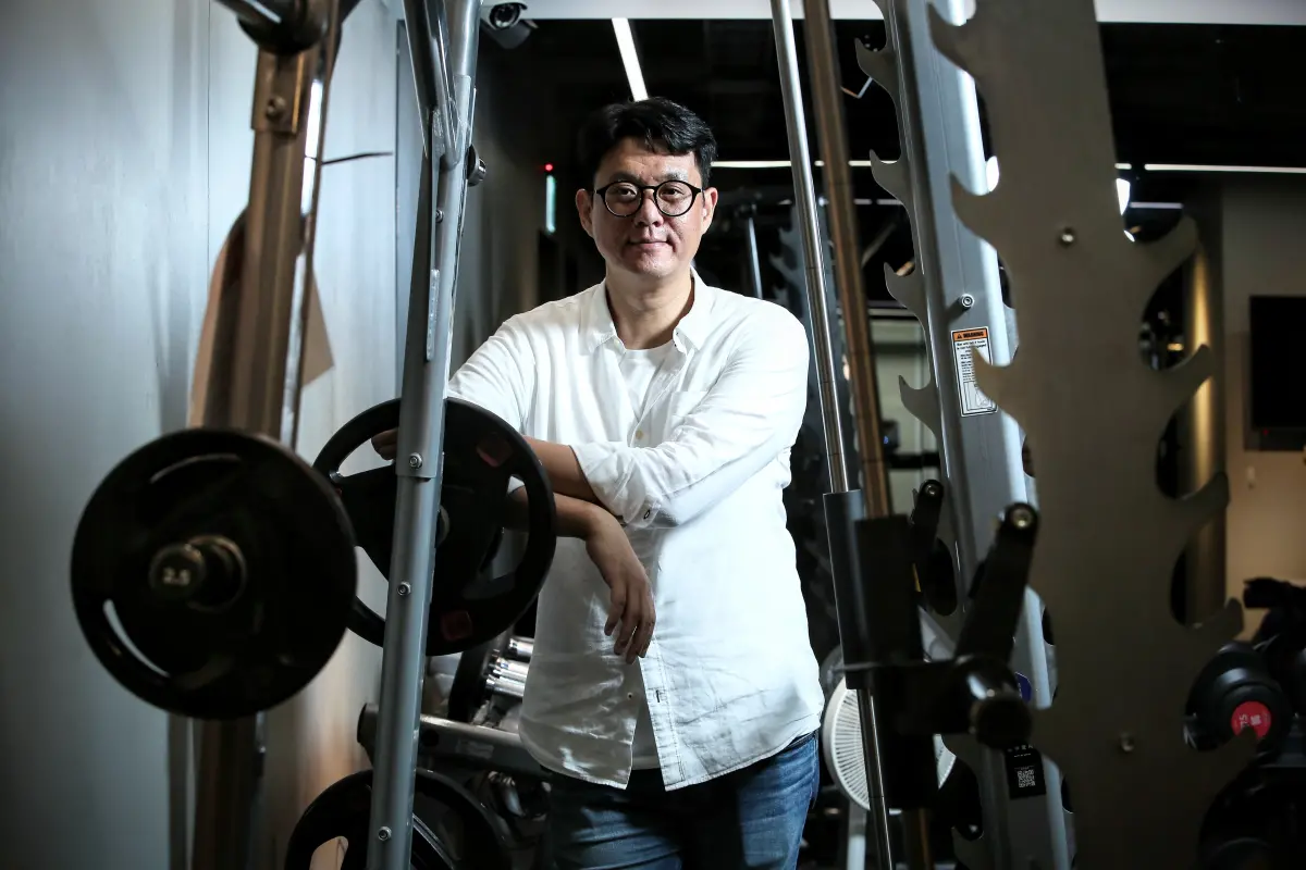 ▲iOGYM創辦人李昭翰Ethan看準「重訓數據化」新藍海，將智慧感測器導入健身器材，透過AI演算法與App記錄分析，讓訓練次數、組數與動作節奏都能被追蹤。（圖／記者邱曾其攝）