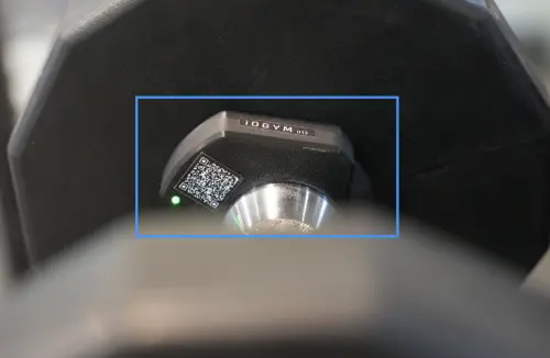 ▲iOGYM感測裝置可安裝於啞鈴等器材，透過數據捕捉訓練過程，記錄重量、次數與動作表現等關鍵資訊。（圖／iOGYM提供）