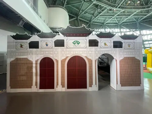 ▲「中信60甲子緣」復刻台北市立棒球場的牌樓。（圖／中信金控提供）