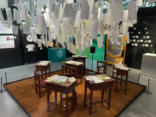 ▲「中信60甲子緣」展區放置球場紅土，呈現中信盃黑豹旗全國高中棒球大賽的熱血氛圍。（圖／中信金控提供）