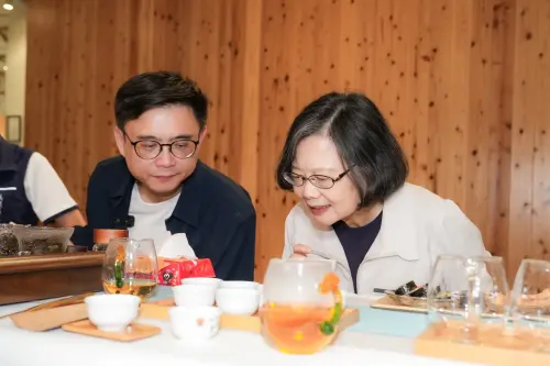 ▲ 蔡英文也笑著揶揄，每次和賴瑞隆合體，好像都在吃東西。讓賴瑞隆連忙回應，高雄實在有太多美食，而小英根本是「美食家」。（圖／立委賴瑞隆辦公室提供）