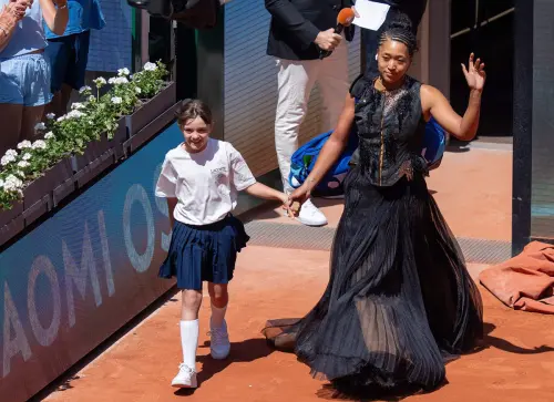▲大坂直美在蘇珊·朗格倫球場（Court Suzanne-Lenglen）現身時，身著一套極具設計感的兩件式裝束。（圖／路透／達志影像）