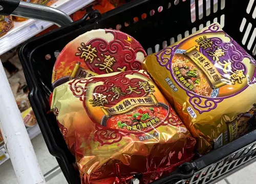 ▲有民眾逛家樂福時，發現外國觀光客瘋狂掃購滿漢大餐，並放滿整車。（圖／泡麵公社 泡麵俱樂部臉書）