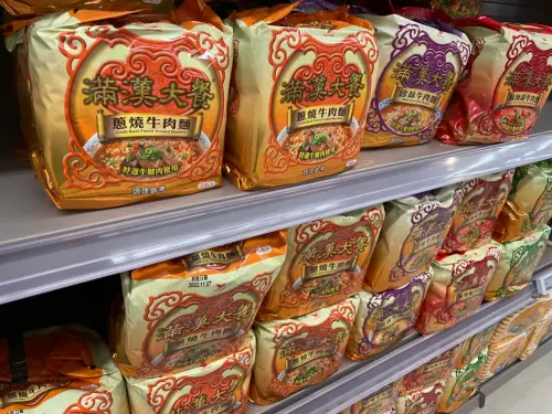 ▲滿漢大餐由台灣名廚、烹飪節目主持人傅培梅老師指導研發，承襲宮廷料理「滿漢全席」的精髓，主打將真實肉塊調理包加入泡麵中，顛覆傳統泡麵只有調理粉的印象。（圖／記者陳雅雲攝）