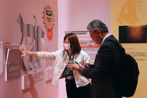 ▲展區中打造互動式展具，呈現人類與寵物、都市生物及野生動物共享空間的現狀。（圖／科博館提供）