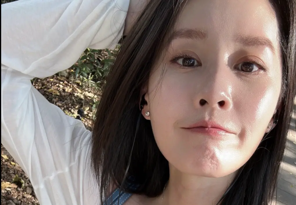 ▲曾愷玹為了皮克敏的花瓣任務，昨不顧台北38度高溫，在大太陽下走了70分鐘，狀態依舊美麗。（圖／翻攝自曾愷玹臉書）