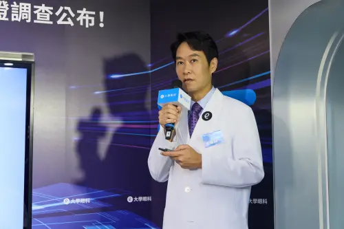 ▲大學眼科院長王甯加強調，EVO ICL採用瑞士專利Collamer®膠原蛋白材質，具備優異生物相容性，結合微中央孔技術維持眼內房水循環，在提供高清視覺品質的同時兼顧長期穩定性。（圖／大學眼科提供）
