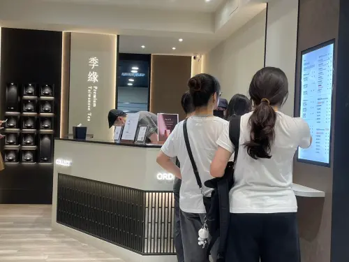 ▲季緣旗下招牌水蜜桃系列回歸，引發死忠粉絲搶買，甚至有人直接連買6杯支持。（示意圖／記者陳雅雲攝）