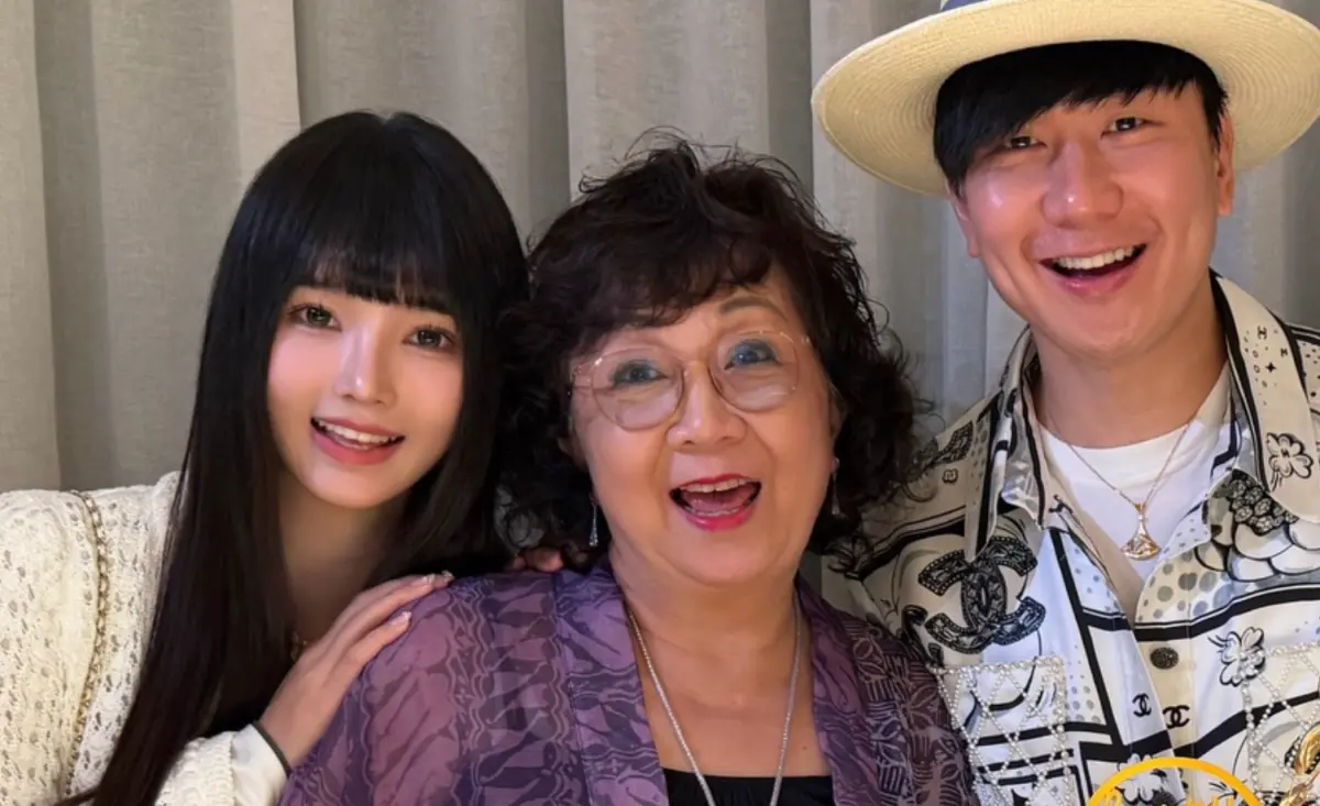 ▲近日微博出現林俊傑（右）的哥哥嫂嫂反對他交女友的傳聞。林俊傑的現任女友是23歲的網紅七七（左），她今年才剛大學畢業，林媽媽（中）還有去參加她的畢業典禮。（圖／林俊傑 JJ Lin﻿臉書）