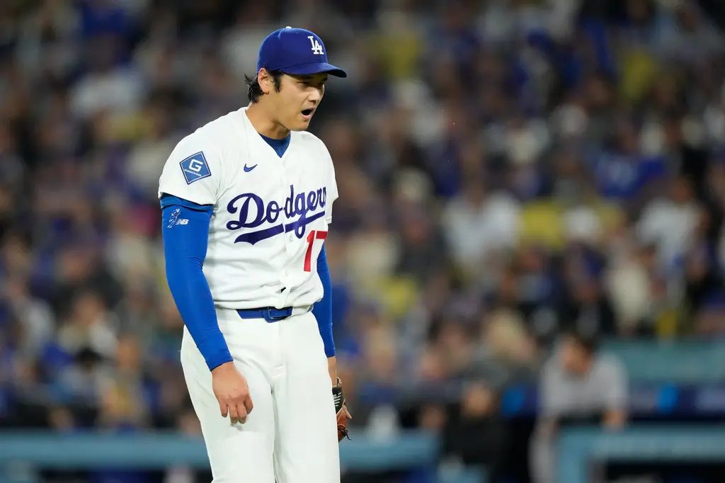 ▲大谷翔平因失誤導致危機出現時，隨即向處理球的隊友弗里曼（Freddie Freeman）低頭「鞠躬」致歉。（圖／美聯社／達志影像）