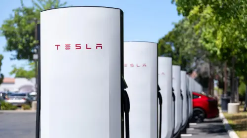 ▲里程焦慮終結！Tesla 在台已設有 115 座超級充電站，搭配全台突破 3,700 座的公共路網，密度已正式超越加油站，讓家中「沒樁」的車主也能隨時輕鬆補電。（圖／Tesla 提供）