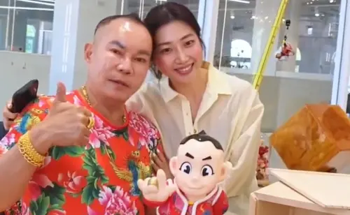 吊車大王留英女兒露面了！自製LINE貼圖送老爸　超甜笑容不輸妹妹